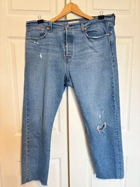 Levi Wedgie jeans - size 34 - w/holes